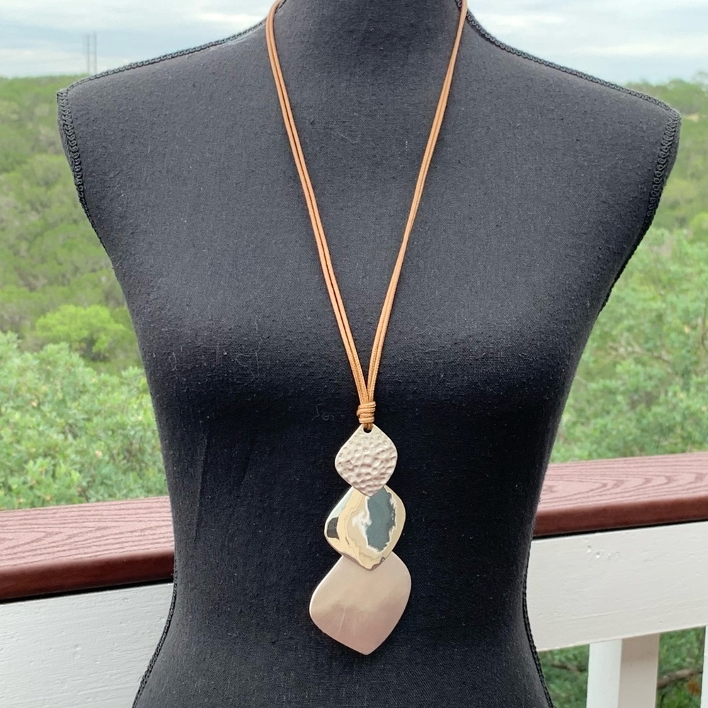 C1946 Sliver Tone Medallion Cord‎ Necklace